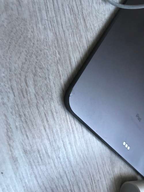 APPLE APAD PRO 11`*A1980 WIFI ONLY*64 GB*MTXN2X/A*USB CABLE*CHARGER *GOOD WORKING CONDITION